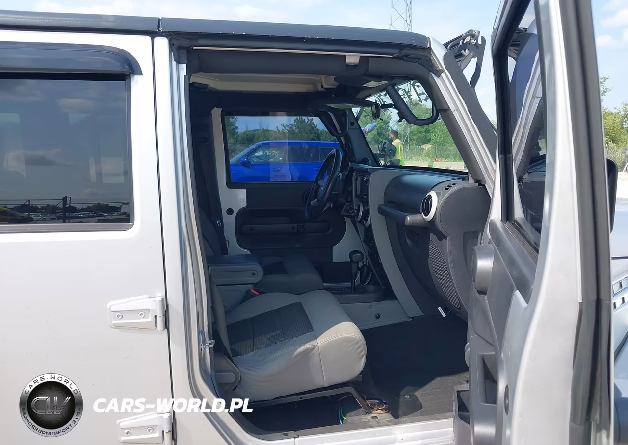 2010 Jeep Wrangler Unlimited Sahara VIN:1J4BA5H13AL123284 - 5