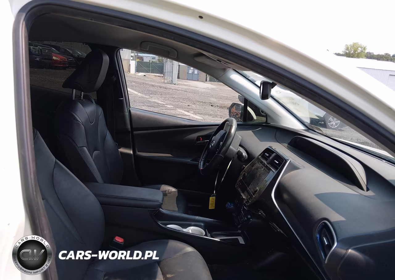 2017 Toyota Prius Four Touring VIN:JTDKARFU1H3031997 - 5
