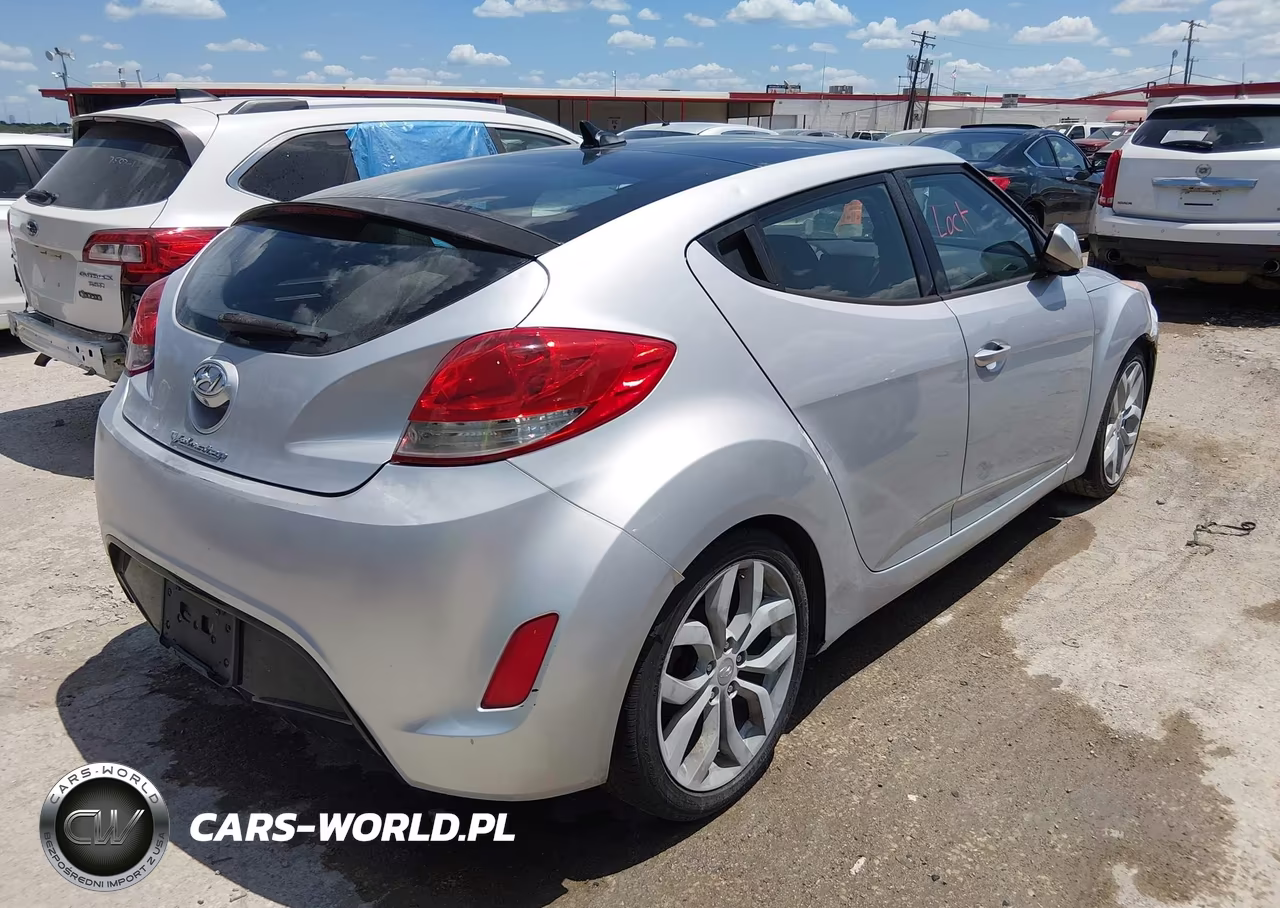 2015 Hyundai Veloster VIN:KMHTC6AD1FU233889 - 4