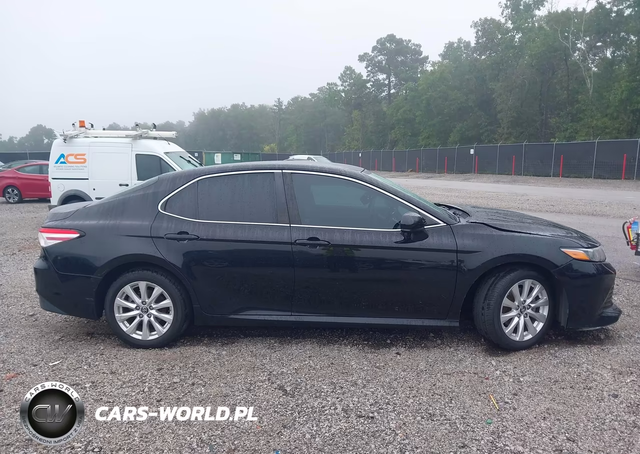 2018 Toyota Camry Le VIN:4T1B11HK1JU029577 - 13
