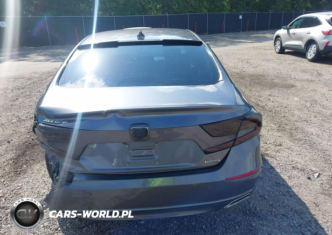 2018 Honda Accord Touring VIN:1HGCV1F92JA105808 - 17