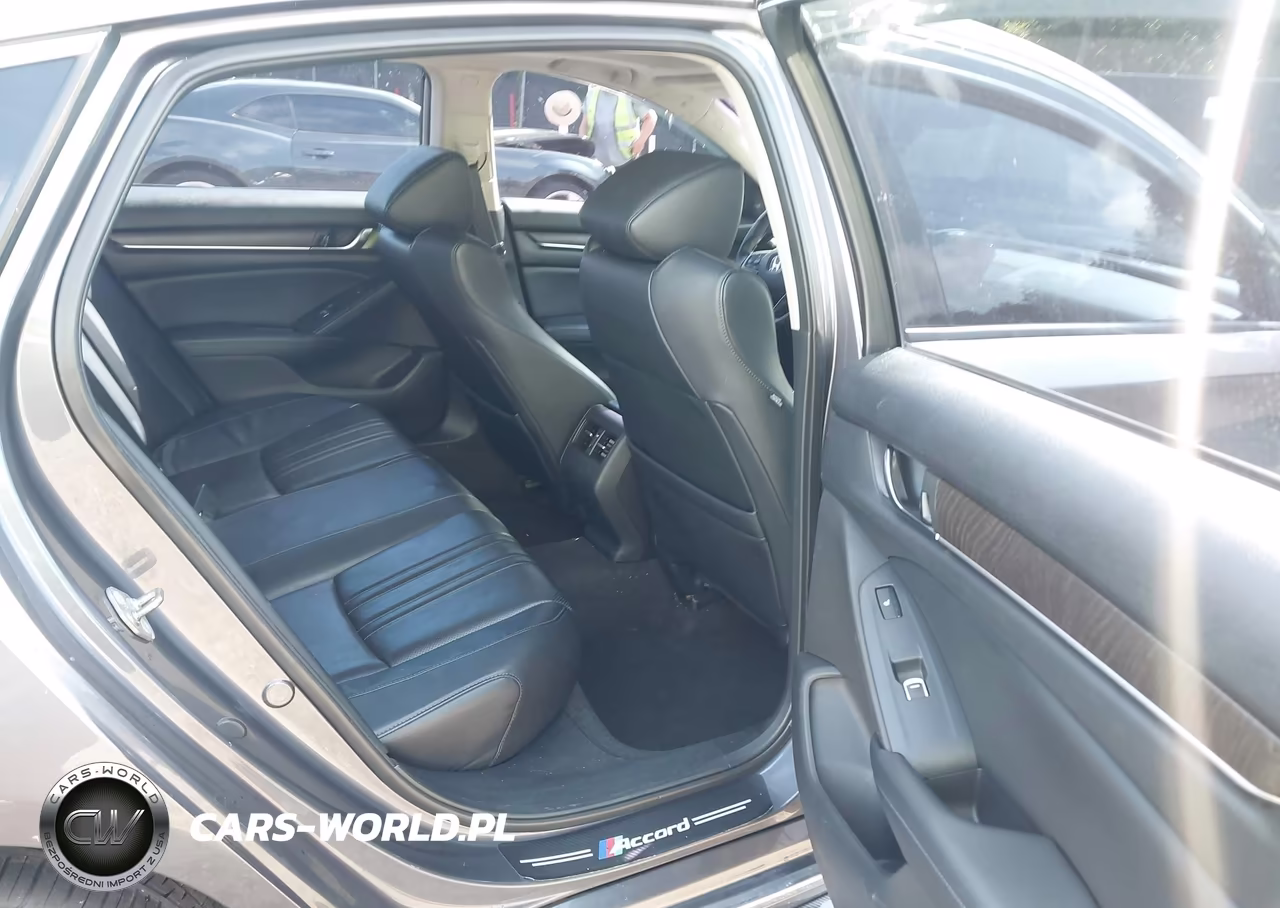 2018 Honda Accord Touring VIN:1HGCV1F92JA105808 - 8