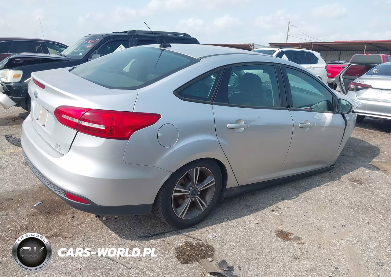 2017 Ford Focus Se VIN:1FADP3FE3HL284094 - 4