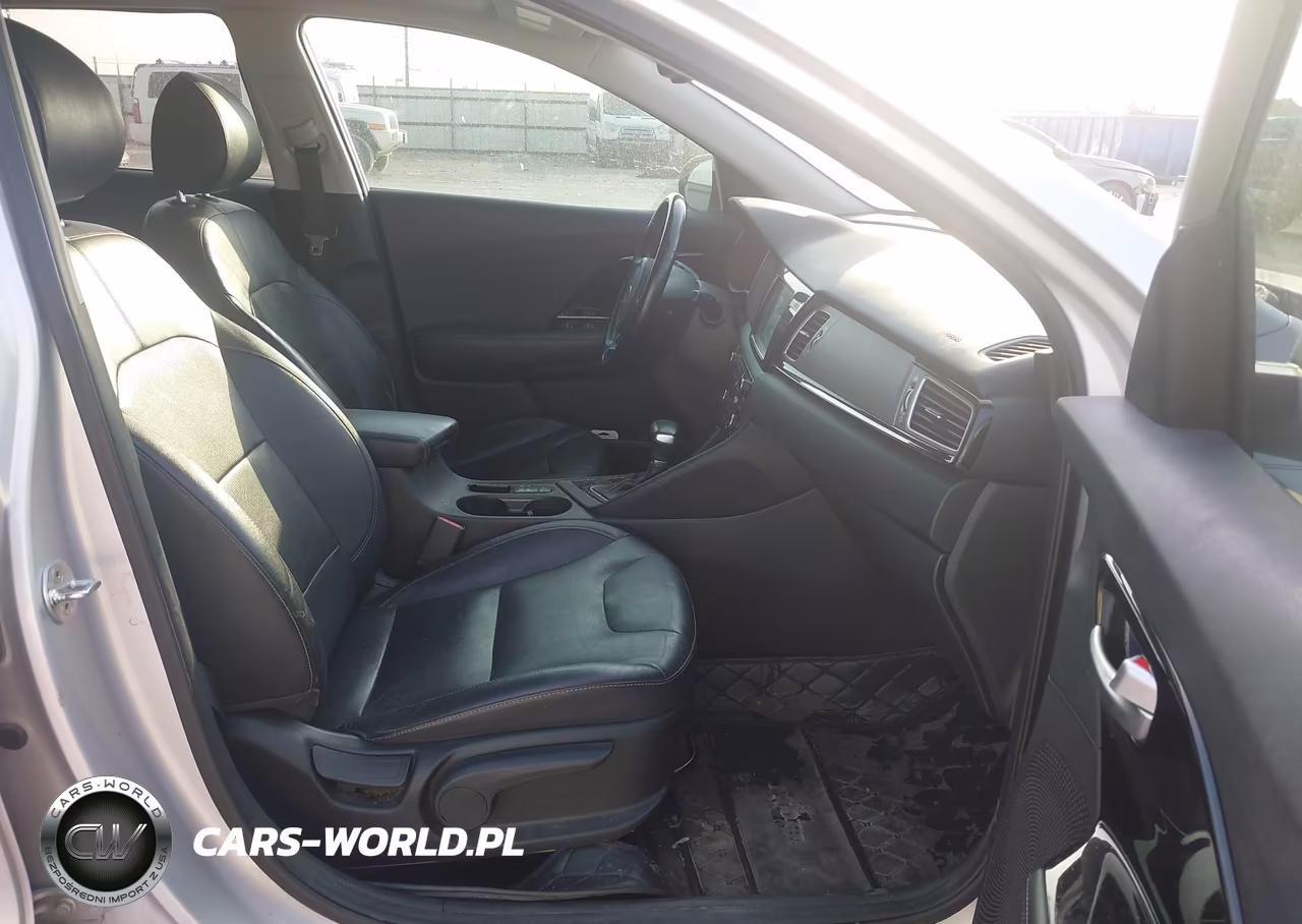 2019 Kia Niro Touring VIN:KNDCE3LC5K5216003 - 5