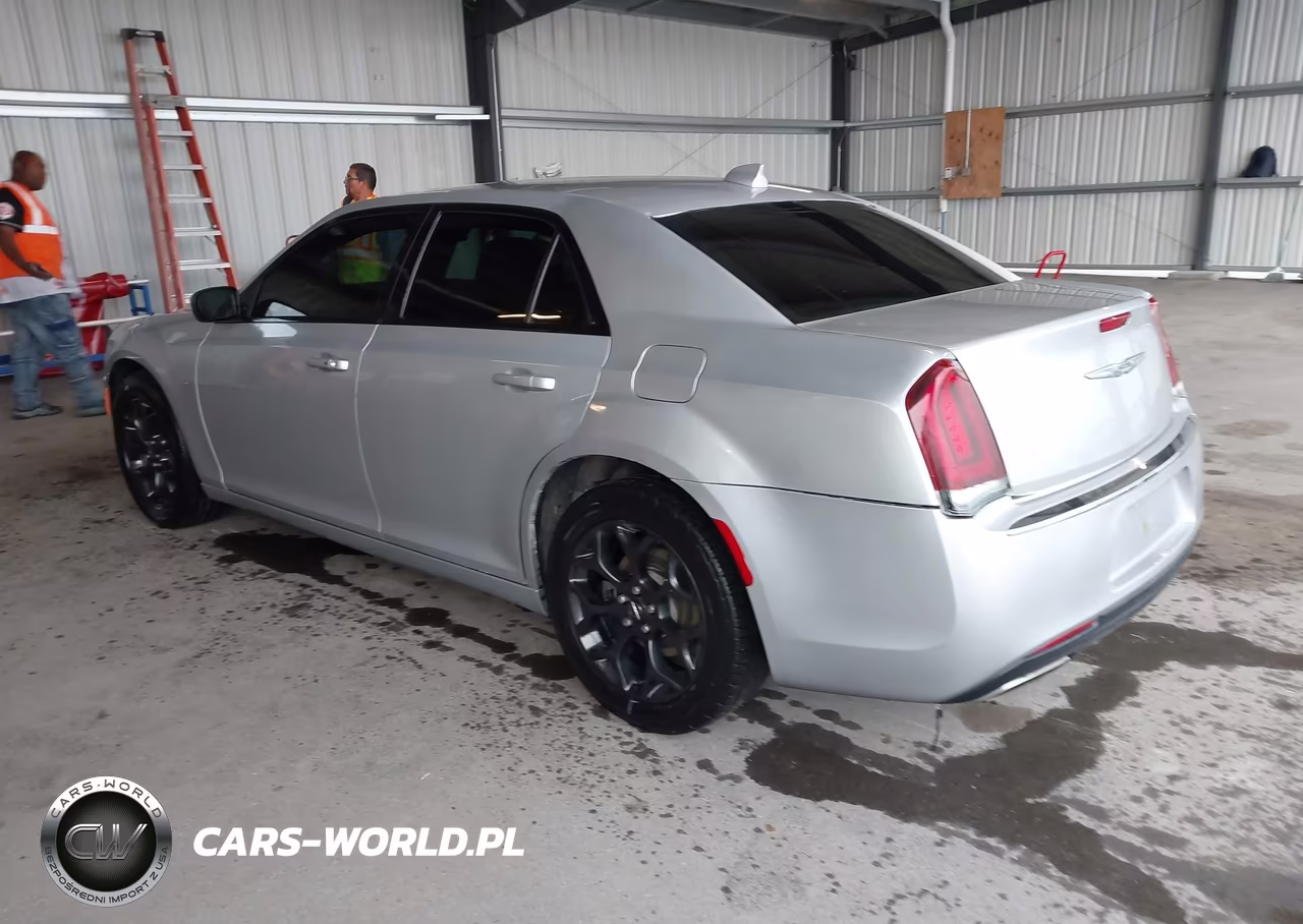 2019 Chrysler 300 Touring VIN:2C3CCARG4KH602509 - 3