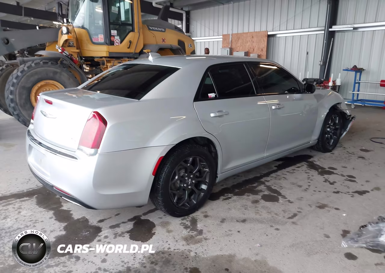 2019 Chrysler 300 Touring VIN:2C3CCARG4KH602509 - 4