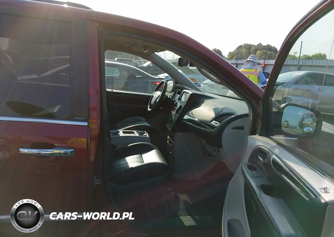 2011 Chrysler Town & Country Touring-L VIN:2A4RR8DG3BR666128 - 5
