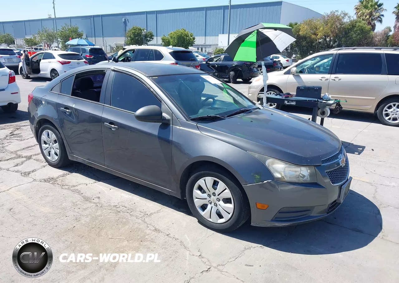 2013 Chevrolet Cruze Ls Auto – zdjęcie 1 z 11