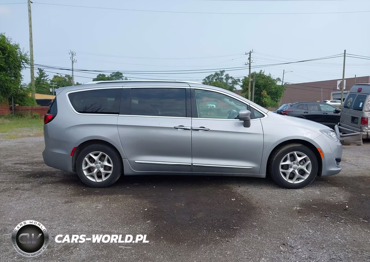 2018 Chrysler Pacifica Touring L Plus VIN:2C4RC1EG9JR188583 - 13
