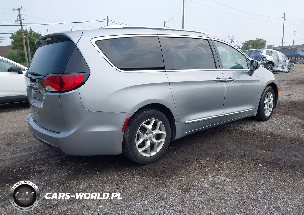 2018 Chrysler Pacifica Touring L Plus VIN:2C4RC1EG9JR188583 - 4
