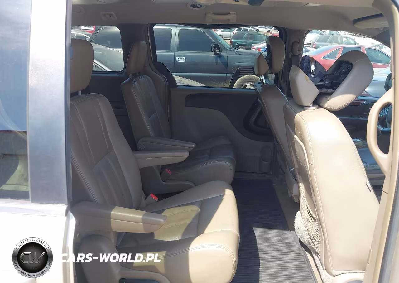 2015 Chrysler Town & Country Touring VIN:2C4RC1BG8FR664513 - 8