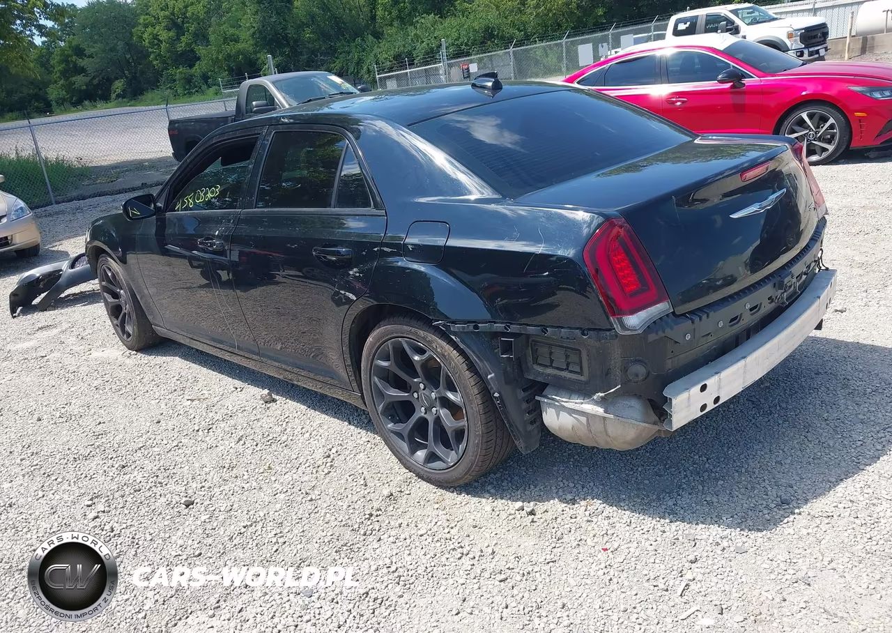 2019 Chrysler 300 VIN:2C3CCABG4KH585446 - 3