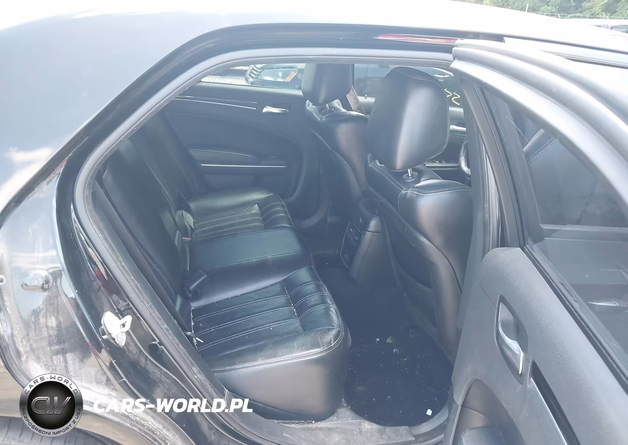 2019 Chrysler 300 VIN:2C3CCABG4KH585446 - 8