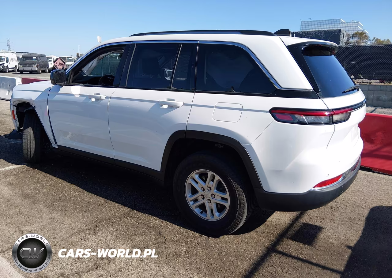2023 Jeep Grand Cherokee Laredo 4X2 VIN:1C4RJGAG3PC662866 - 3