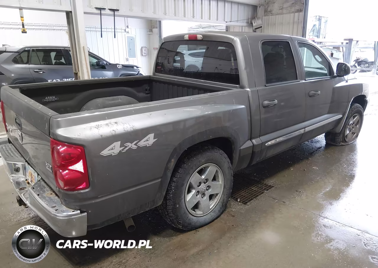 2005 Dodge Dakota Laramie VIN:1D7HW58N95S256914 - 4