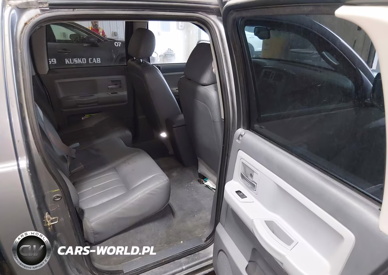 2005 Dodge Dakota Laramie VIN:1D7HW58N95S256914 - 8