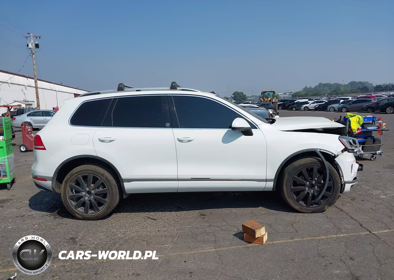 2017 Volkswagen Touareg V6 Wolfsburg Edition VIN:WVGRF7BP3HD000146 - 14