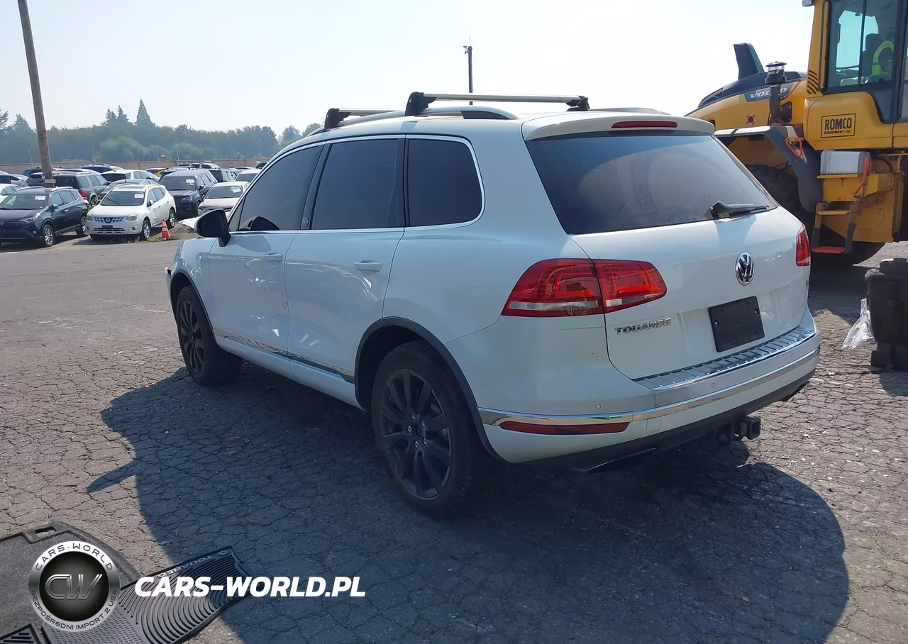 2017 Volkswagen Touareg V6 Wolfsburg Edition VIN:WVGRF7BP3HD000146 - 3
