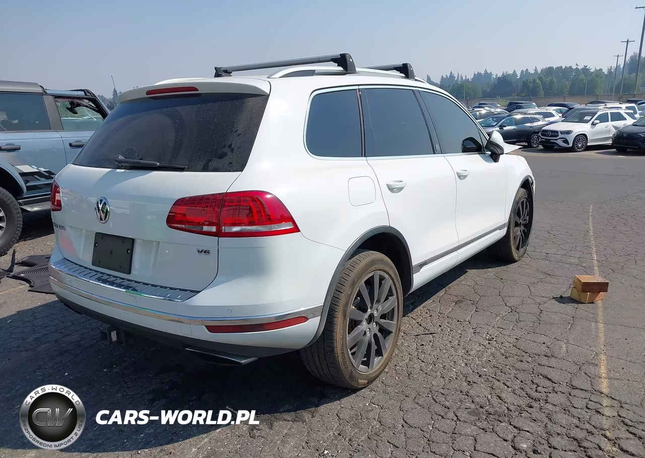 2017 Volkswagen Touareg V6 Wolfsburg Edition VIN:WVGRF7BP3HD000146 - 4