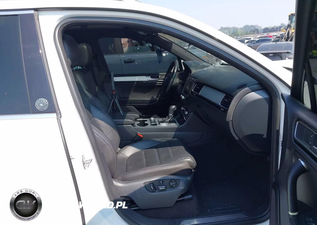 2017 Volkswagen Touareg V6 Wolfsburg Edition VIN:WVGRF7BP3HD000146 - 5
