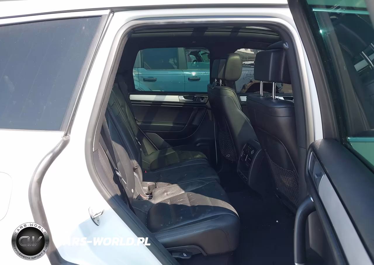 2017 Volkswagen Touareg V6 Wolfsburg Edition VIN:WVGRF7BP3HD000146 - 8