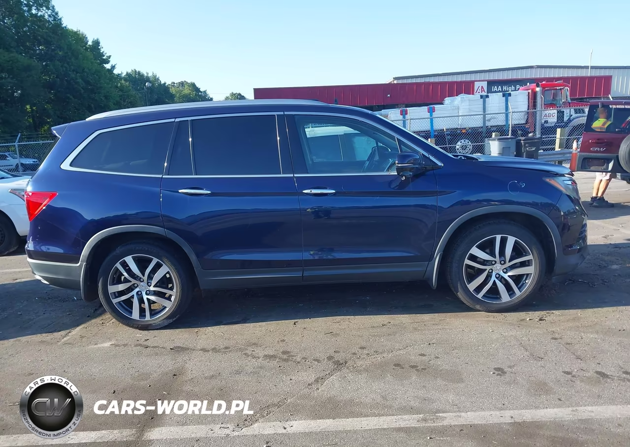 2018 Honda Pilot Touring VIN:5FNYF6H9XJB013882 - 13
