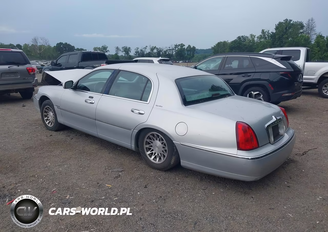 2000 Lincoln Town Car Signature VIN:1LNHM82W7YY844522 - 3