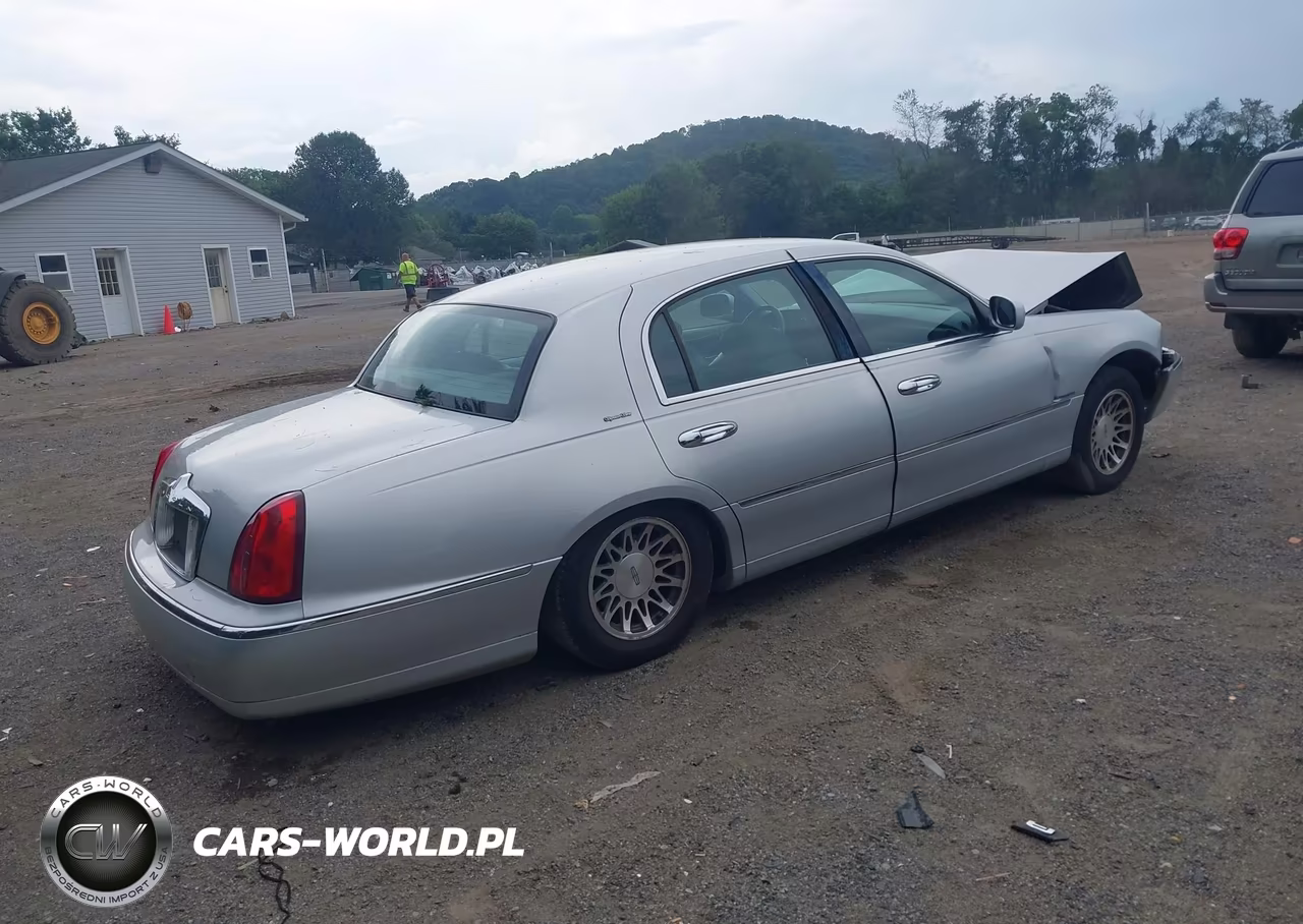 2000 Lincoln Town Car Signature VIN:1LNHM82W7YY844522 - 4