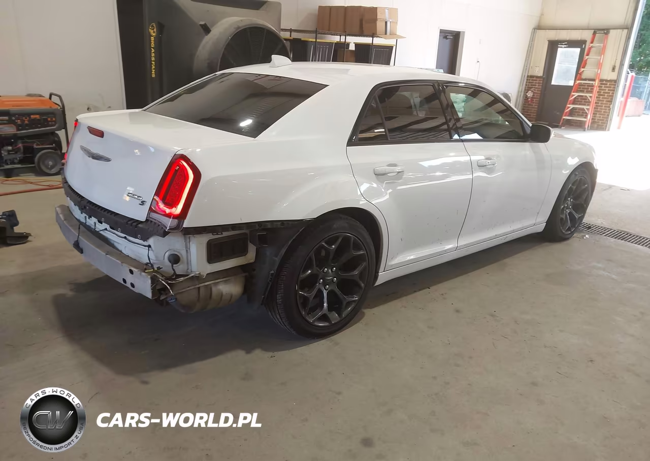 2019 Chrysler 300 300S VIN:2C3CCABG5KH516619 - 4