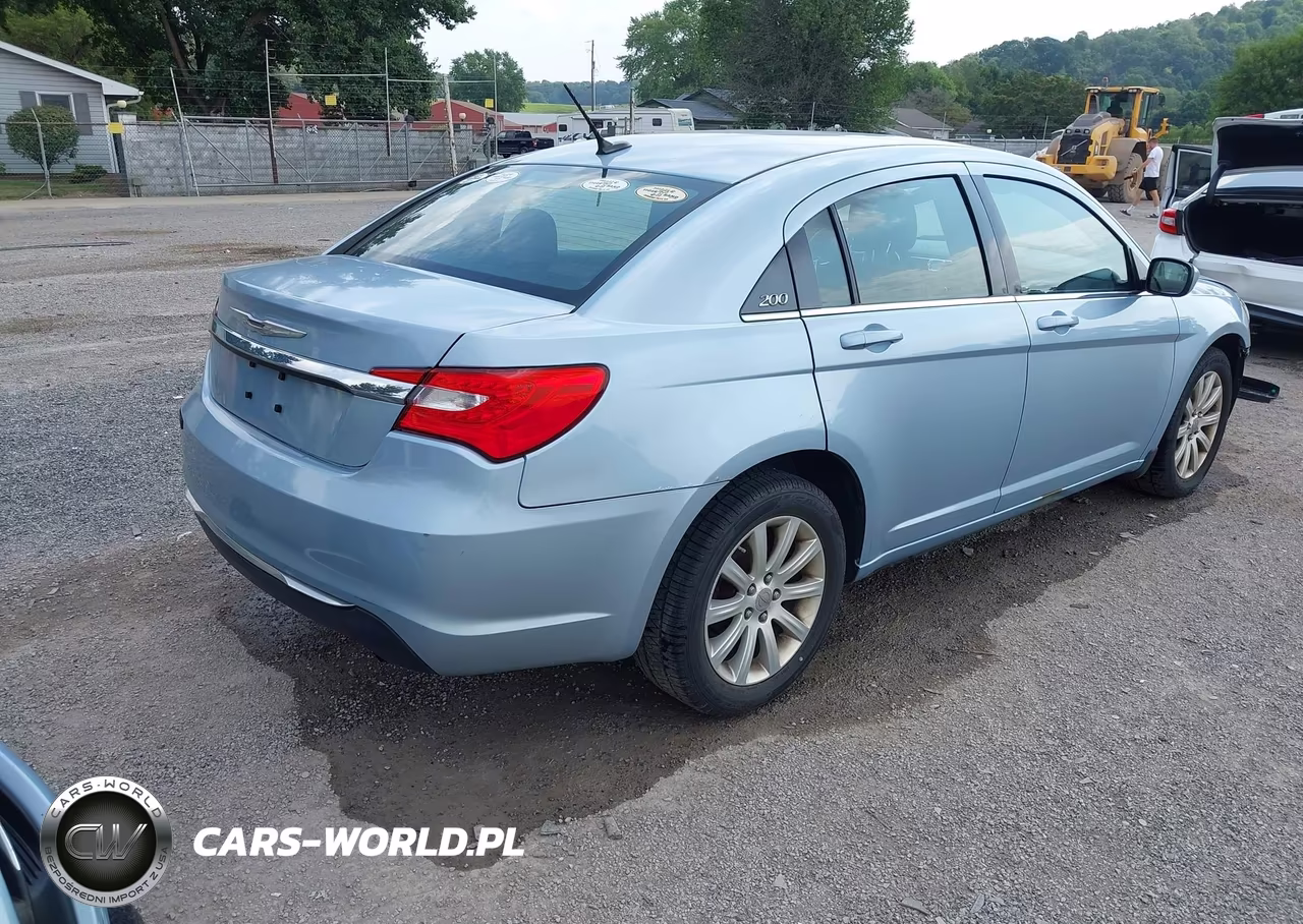 2013 Chrysler 200 Touring VIN:1C3CCBBB8DN743968 - 4