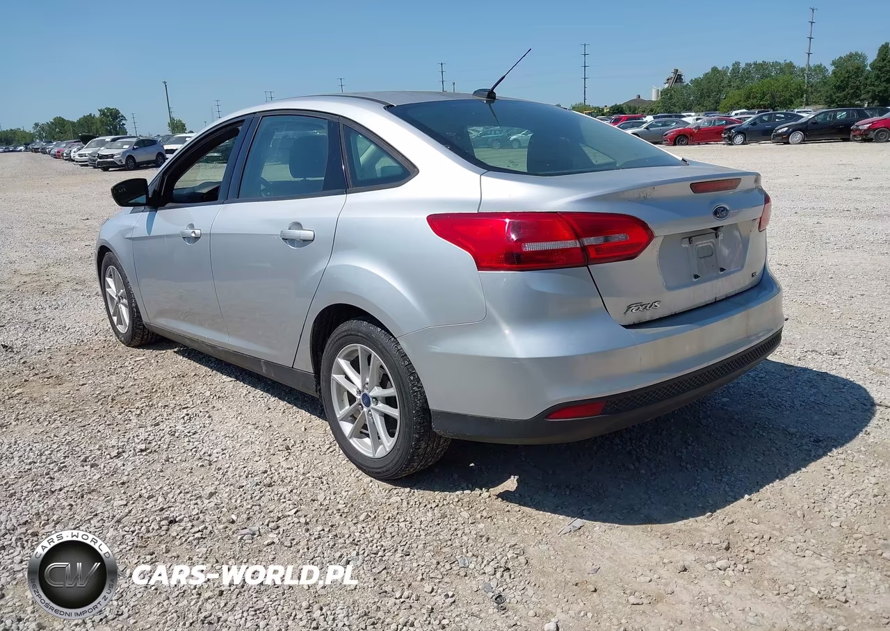 2017 Ford Focus Se VIN:1FADP3F26HL339823 - 3