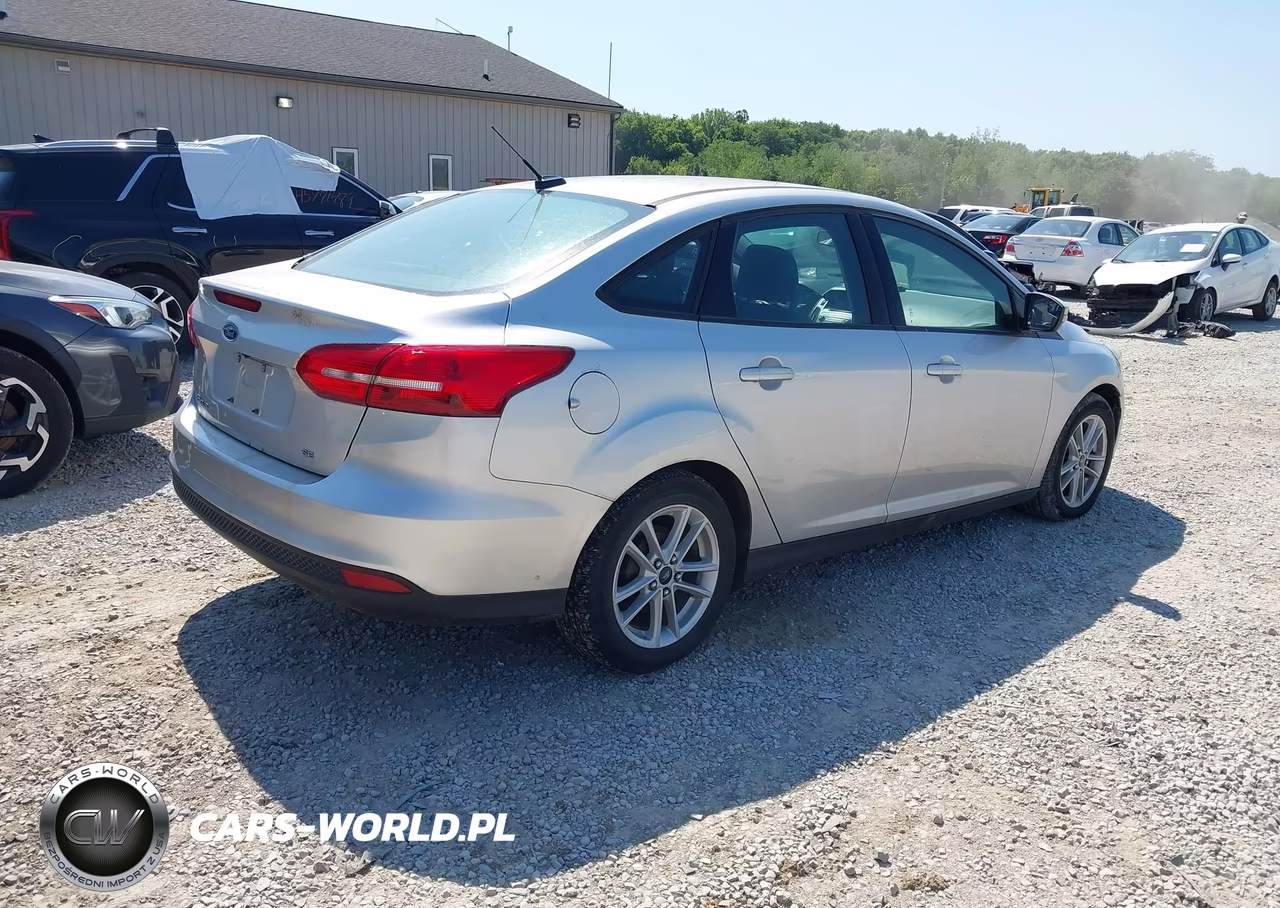 2017 Ford Focus Se VIN:1FADP3F26HL339823 - 4