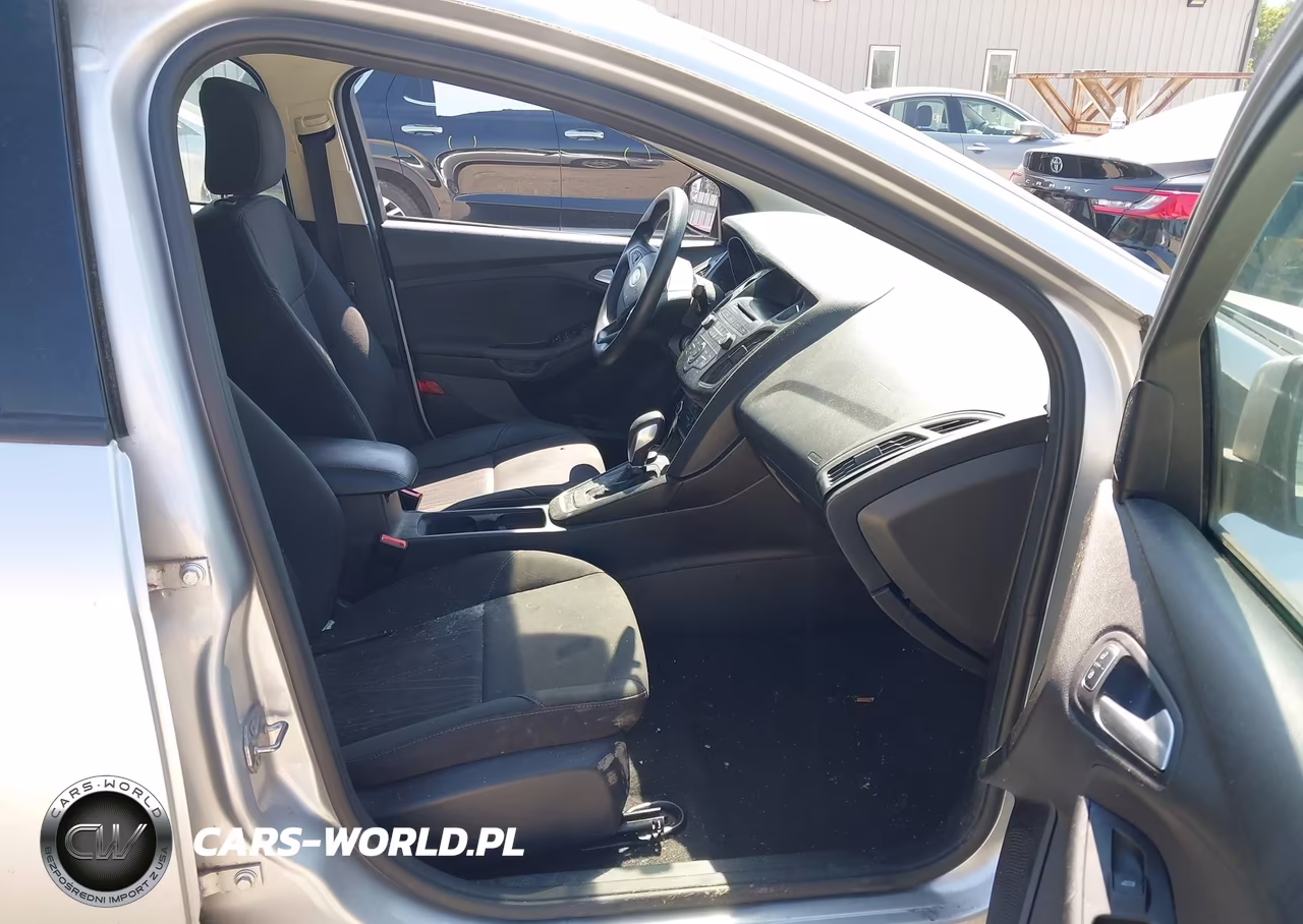 2017 Ford Focus Se VIN:1FADP3F26HL339823 - 5