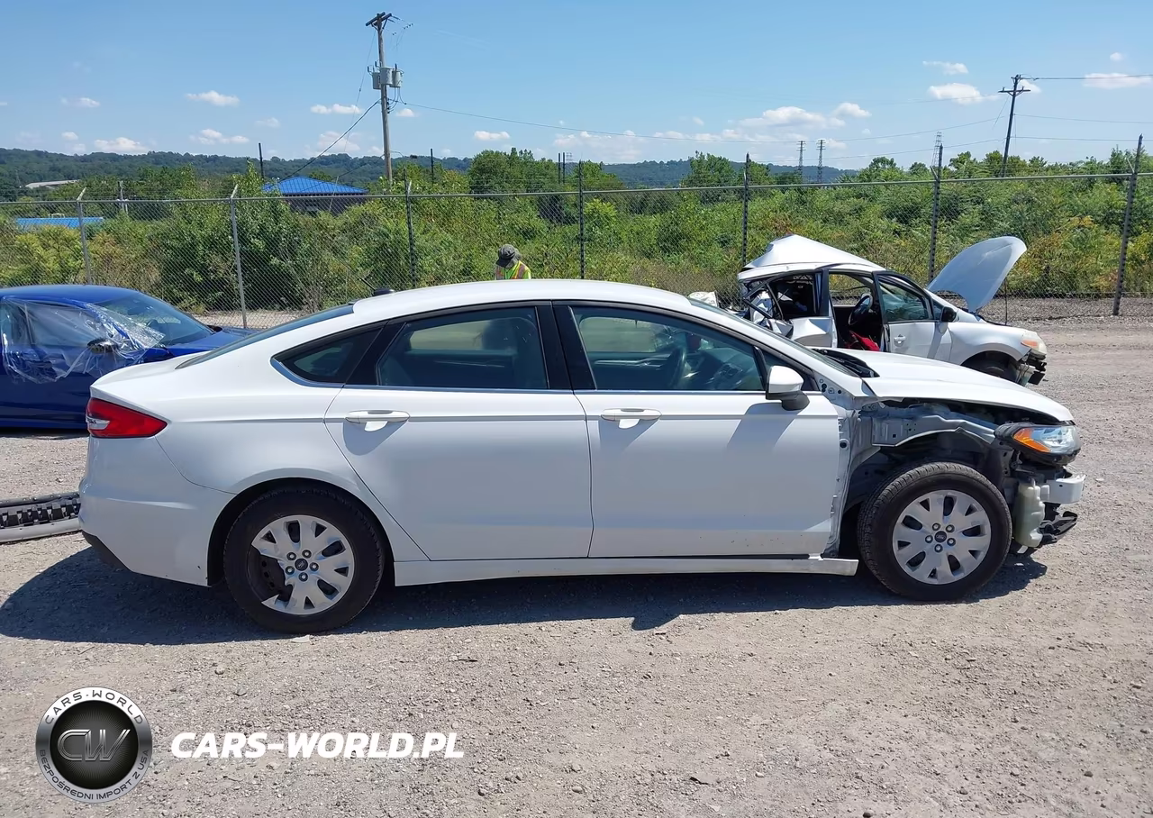 2019 Ford Fusion S VIN:3FA6P0G78KR153663 - 14