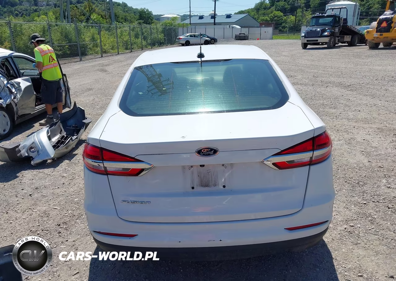 2019 Ford Fusion S VIN:3FA6P0G78KR153663 - 17