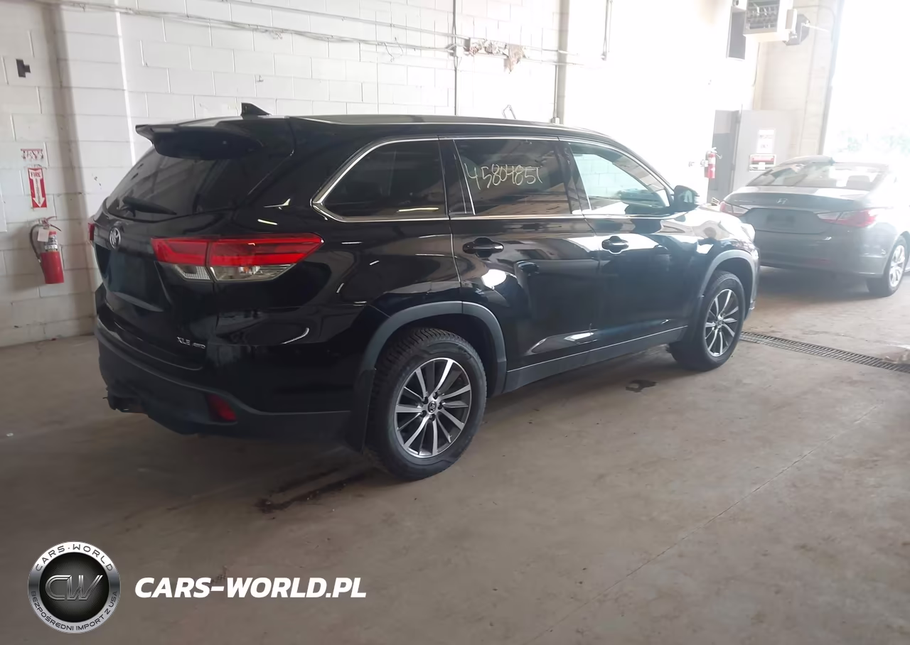 2019 Toyota Highlander Xle VIN:5TDJZRFH8KS951350 - 4