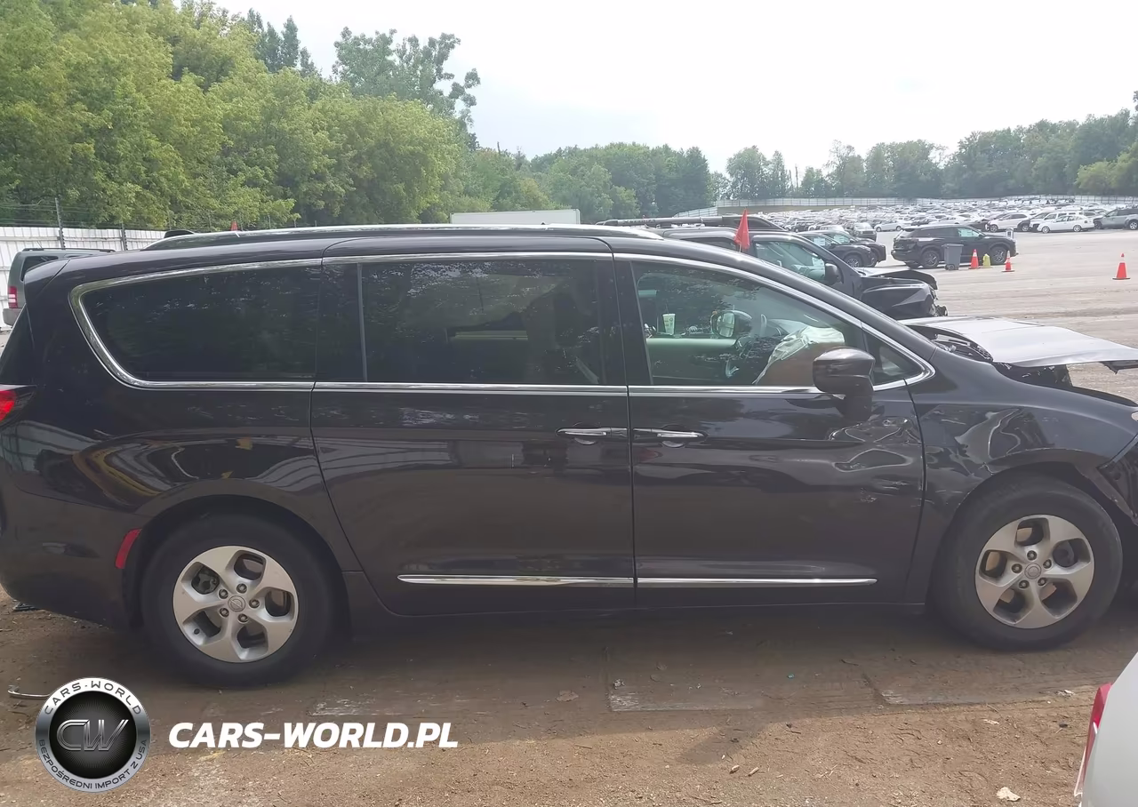 2017 Chrysler Pacifica Touring-L Plus VIN:2C4RC1EG5HR706196 - 13