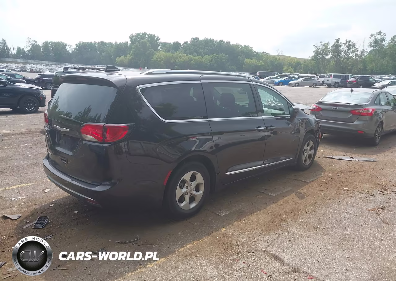 2017 Chrysler Pacifica Touring-L Plus VIN:2C4RC1EG5HR706196 - 4