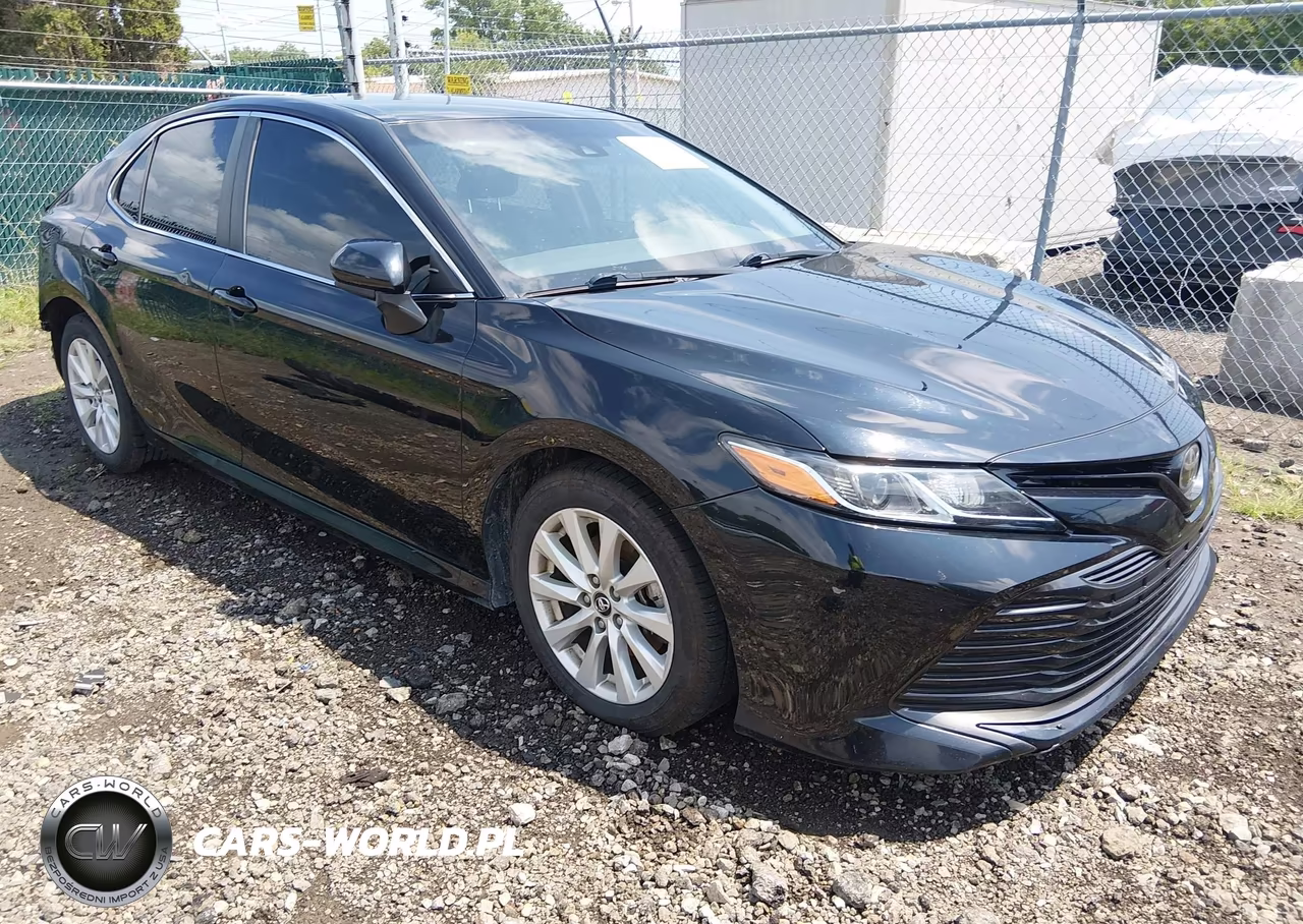 2018 Toyota Camry Le – zdjęcie 1 z 17