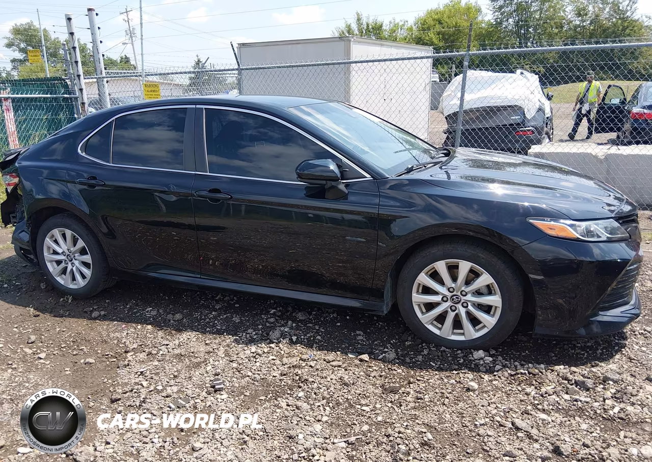 2018 Toyota Camry Le VIN:4T1B11HK8JU615113 - 14