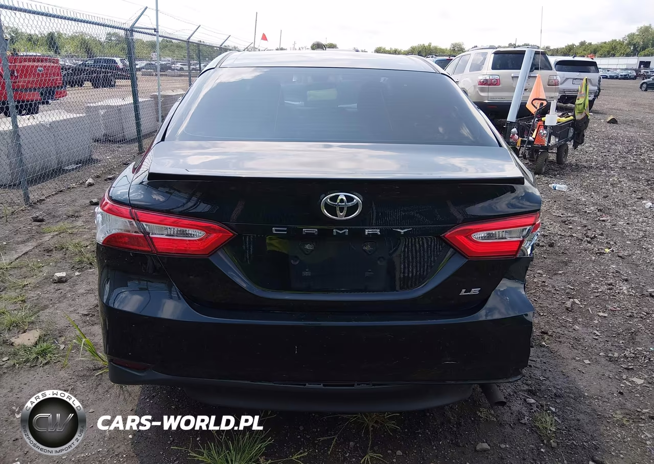 2018 Toyota Camry Le VIN:4T1B11HK8JU615113 - 17