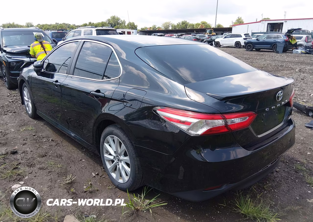 2018 Toyota Camry Le VIN:4T1B11HK8JU615113 - 3