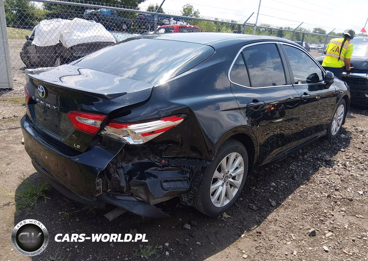 2018 Toyota Camry Le VIN:4T1B11HK8JU615113 - 4