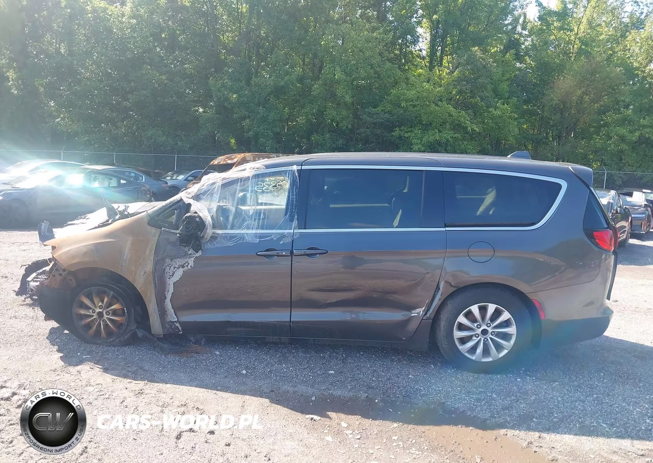 2017 Chrysler Pacifica Touring VIN:2C4RC1DG5HR654067 - 14