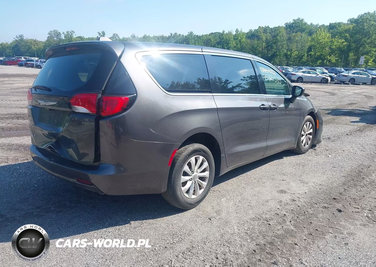 2017 Chrysler Pacifica Touring VIN:2C4RC1DG5HR654067 - 4