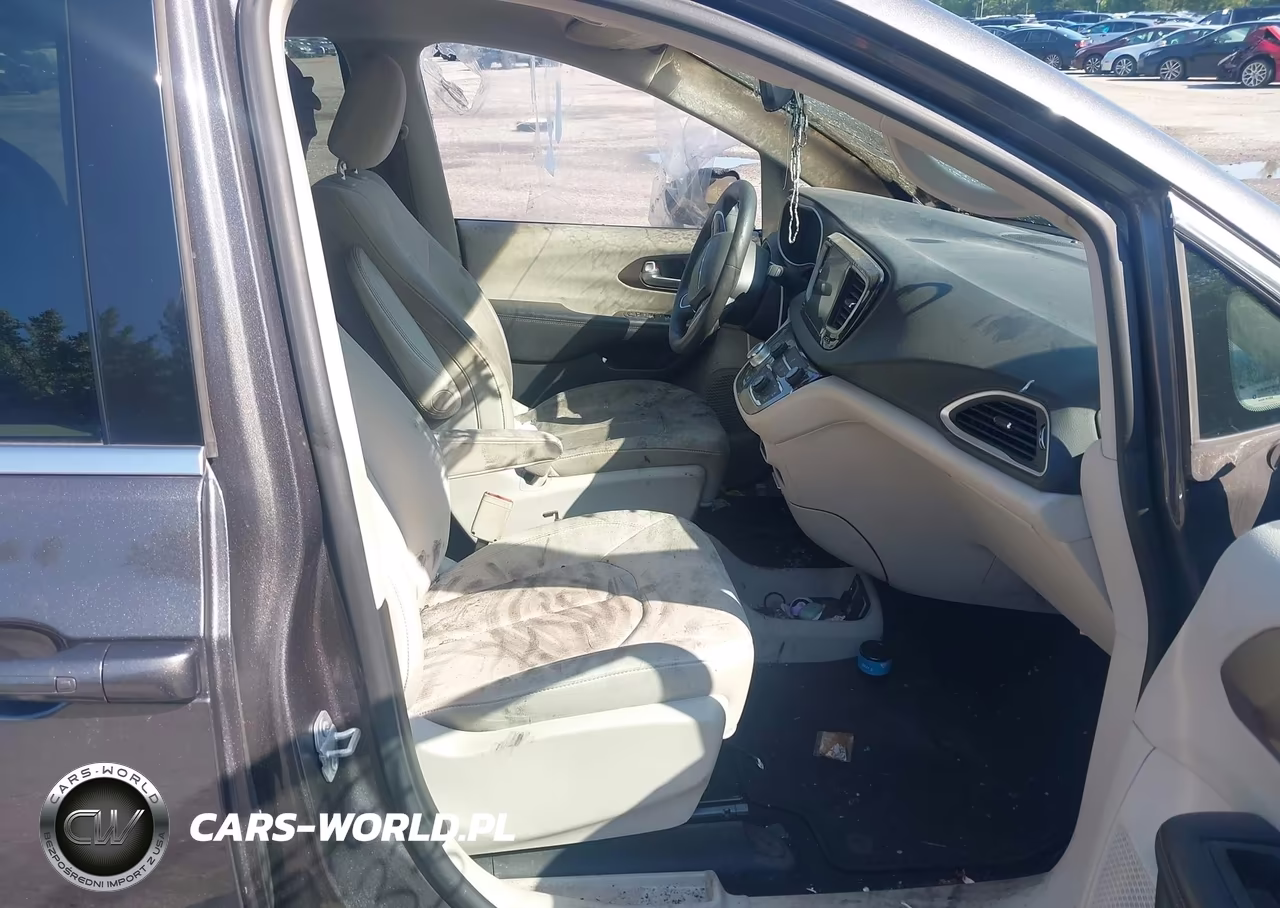 2017 Chrysler Pacifica Touring VIN:2C4RC1DG5HR654067 - 5