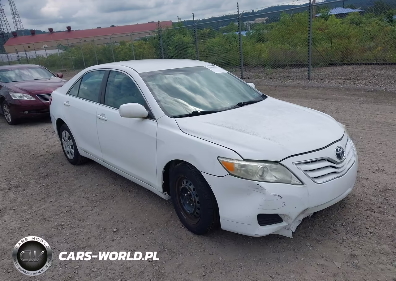2010 Toyota Camry Le – zdjęcie 1 z 13