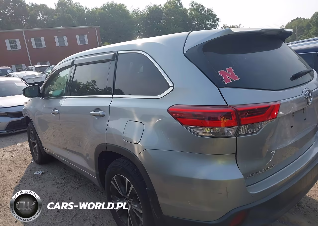 2018 Toyota Highlander Le VIN:5TDBZRFH8JS851526 - 3