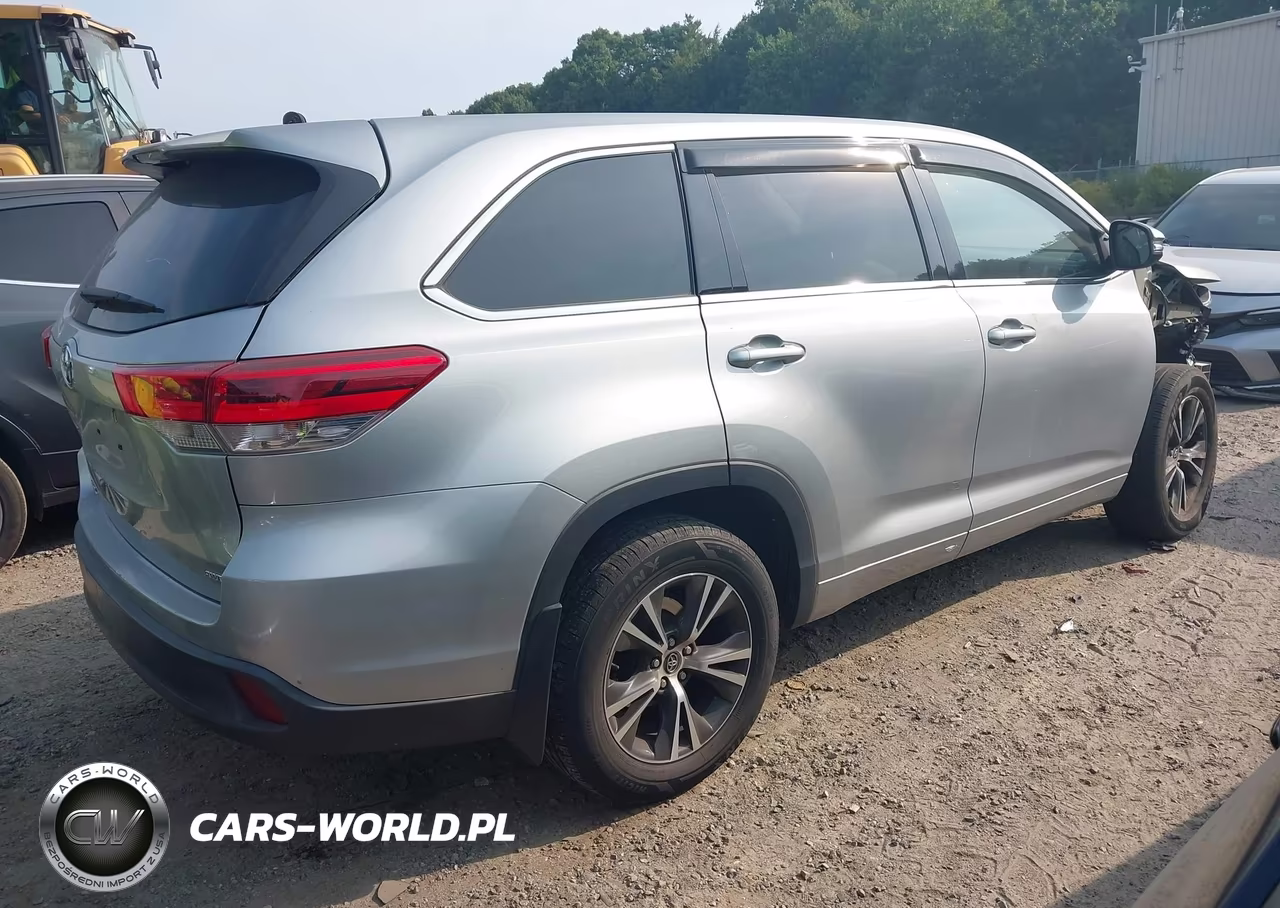 2018 Toyota Highlander Le VIN:5TDBZRFH8JS851526 - 4