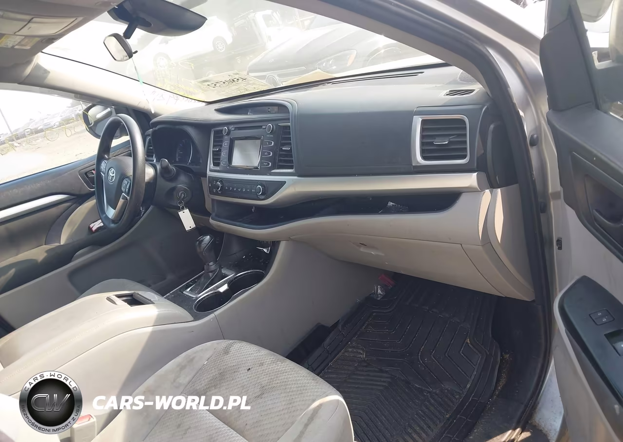 2018 Toyota Highlander Le VIN:5TDBZRFH8JS851526 - 5